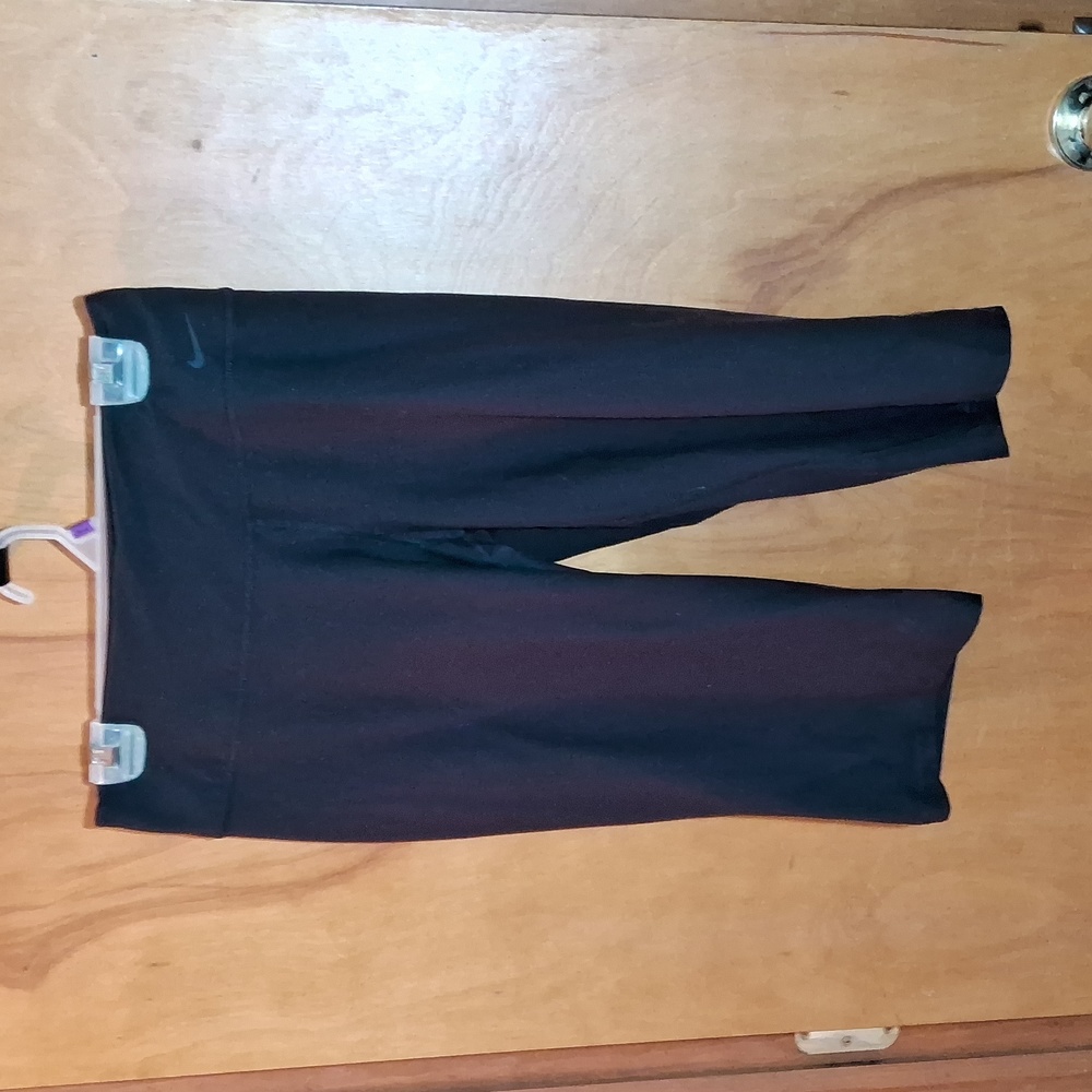Nike dri-fit woman's size medium  black  capri pants